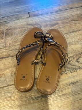 Shade & Shore Brown Leopard-Print Toe-Ring Sandals